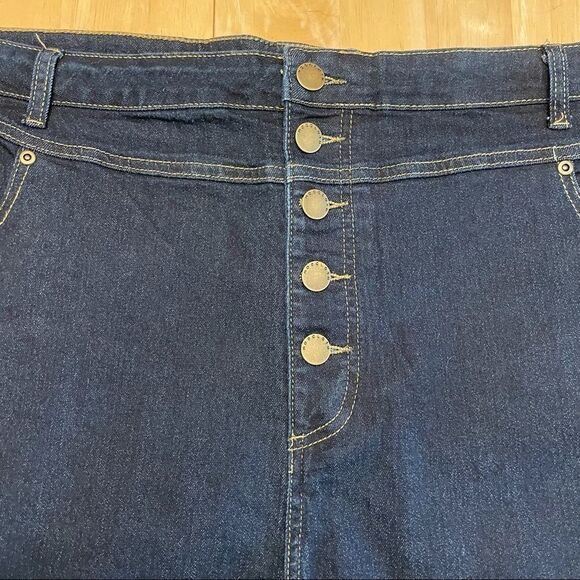 NWT - ModCloth Plus Size Button Fly Jean Shorts - Picture 2 of 3